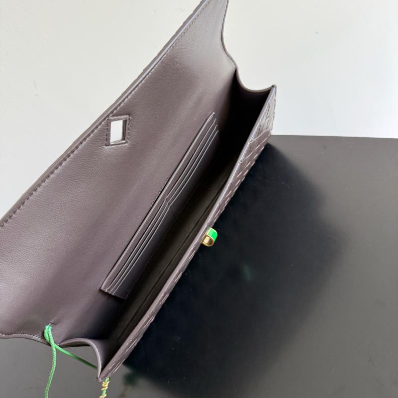 Bottega Veneta Andiamo Clutch Fondant 836810