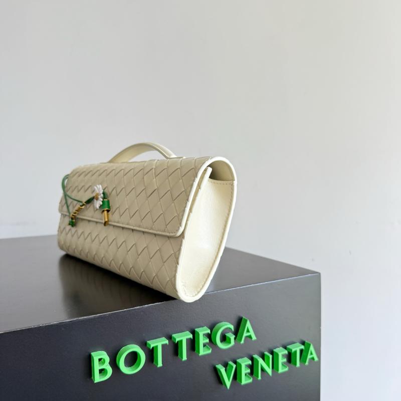 Bottega Veneta Andiamo Clutch Sea Salt 836810