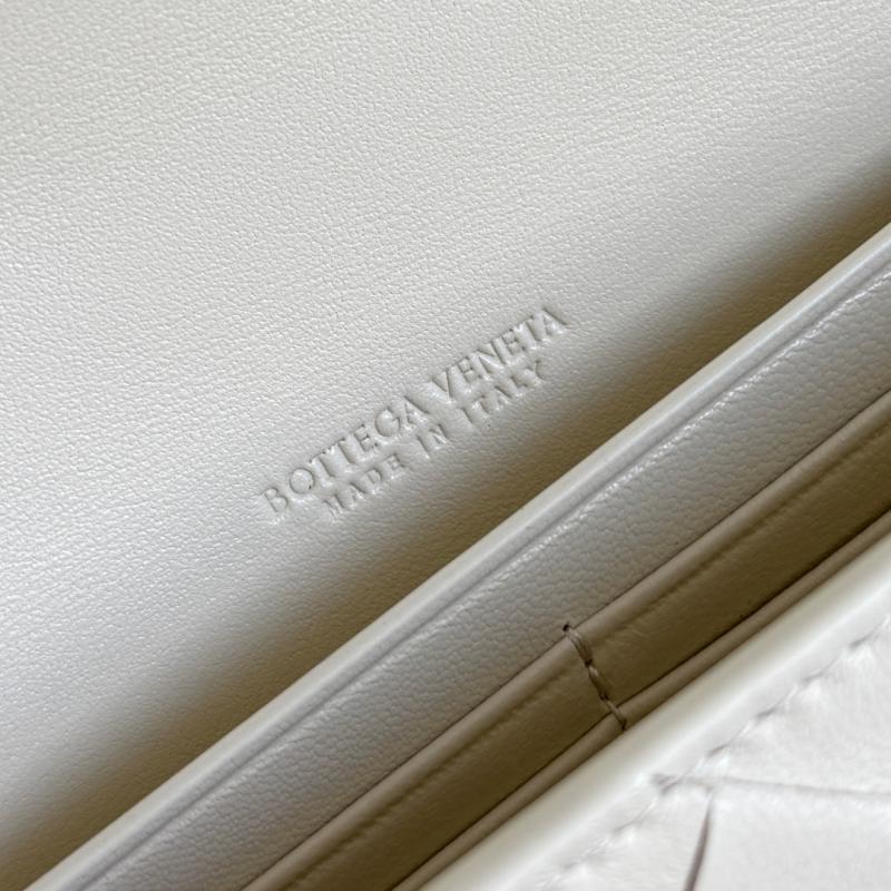 Bottega Veneta Andiamo Clutch Sea Salt 836810