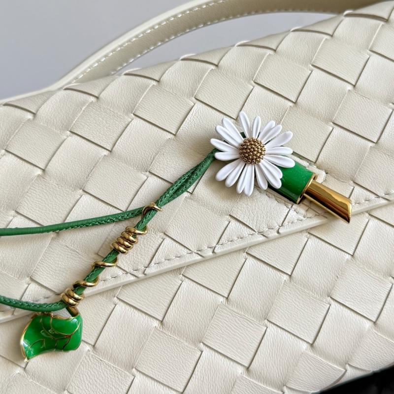 Bottega Veneta Andiamo Clutch Sea Salt 836810