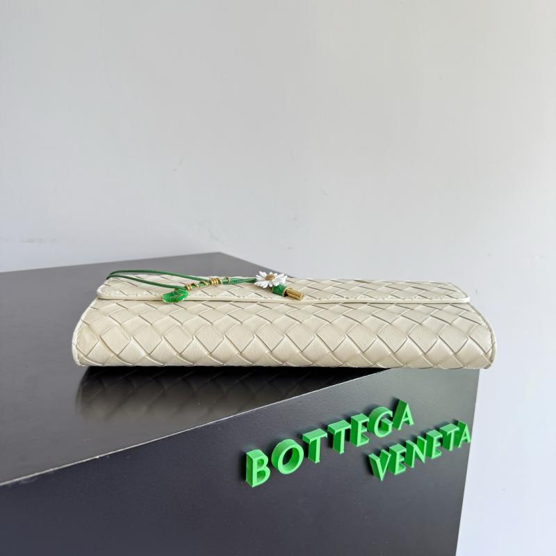 Bottega Veneta Andiamo Clutch Sea Salt 836810