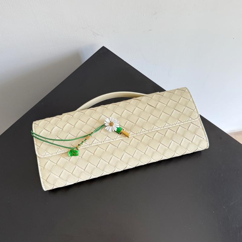 Bottega Veneta Andiamo Clutch Sea Salt 836810