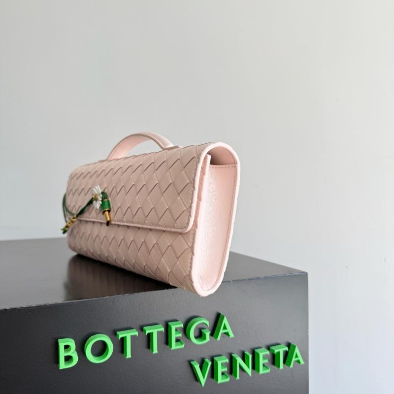 Bottega Veneta Andiamo Clutch Seashell 836810