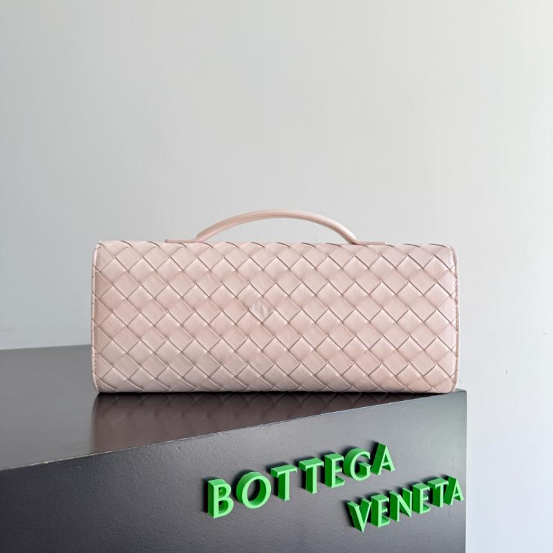Bottega Veneta Andiamo Clutch Seashell 836810
