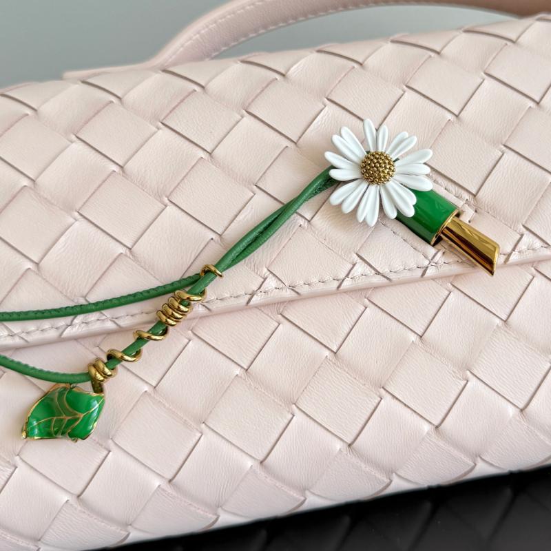 Bottega Veneta Andiamo Clutch Seashell 836810