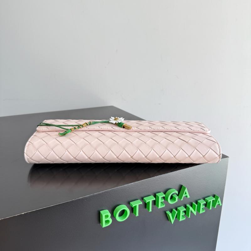 Bottega Veneta Andiamo Clutch Seashell 836810