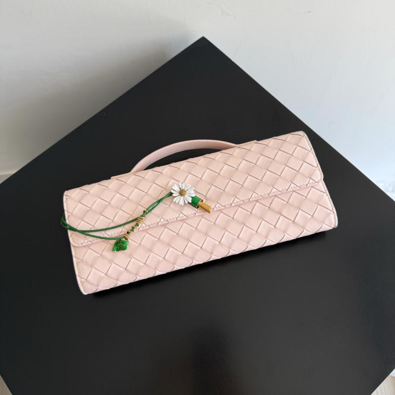 Bottega Veneta Andiamo Clutch Seashell 836810