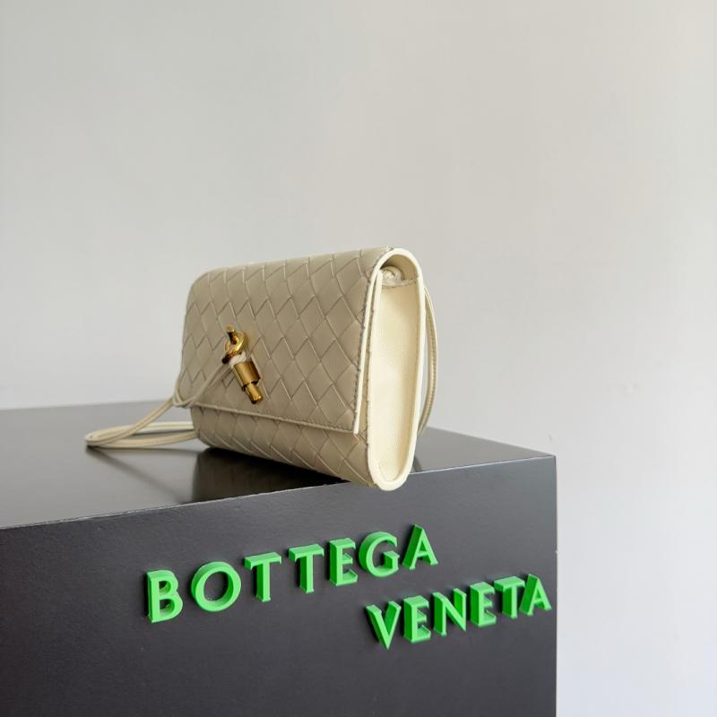 Bottega Veneta Andiamo Pouch Sea salt 836940