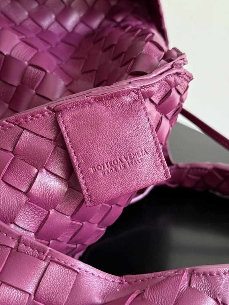 Bottega Veneta Medium Campana Beetroot 844249