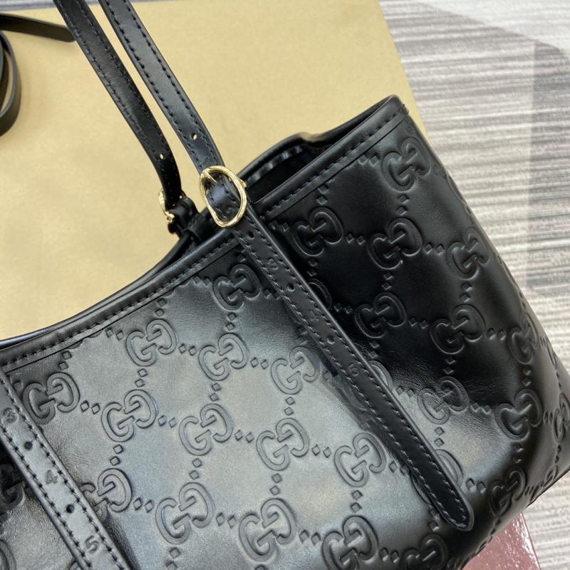 Gucci GG Emblem Leather medium tote bag 815214