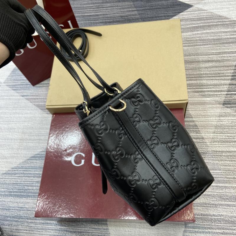 Gucci GG Emblem Leather medium tote bag 815214
