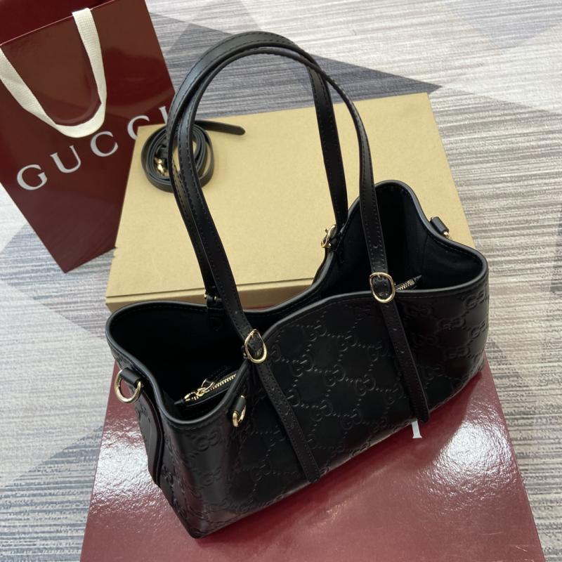 Gucci GG Emblem Leather medium tote bag 815214