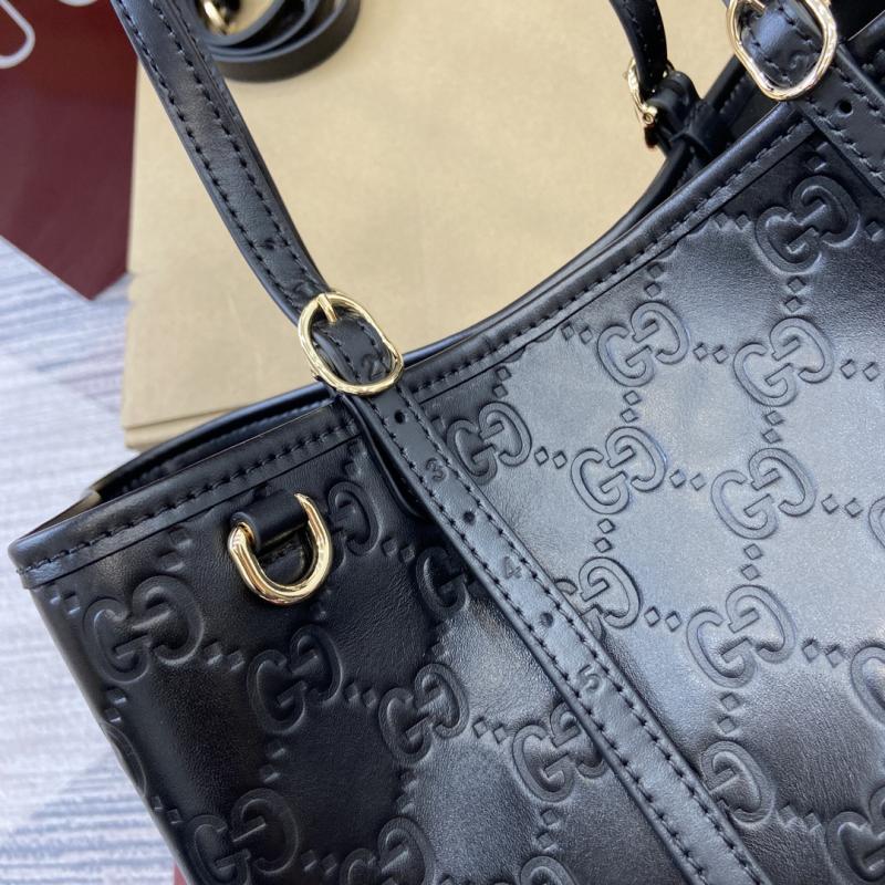 Gucci GG Emblem Leather medium tote bag 815214