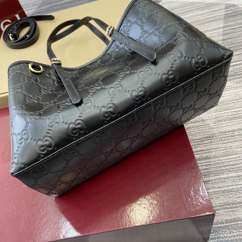 Gucci GG Emblem Leather medium tote bag 815214