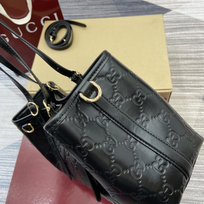 Gucci GG Emblem Leather medium tote bag 815214