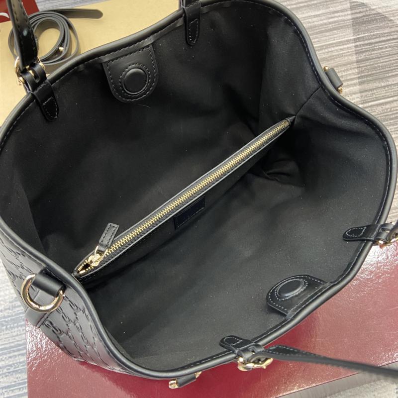 Gucci GG Emblem Leather medium tote bag 815214