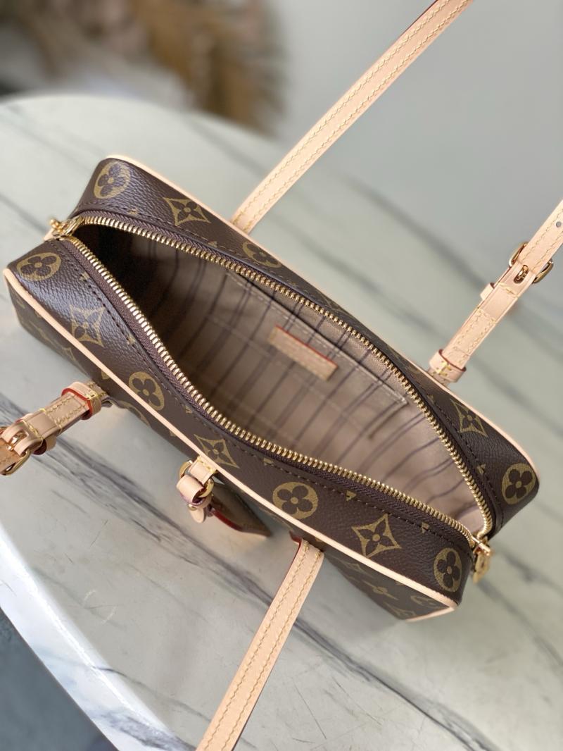 Louis Vuitton Hang On M47031