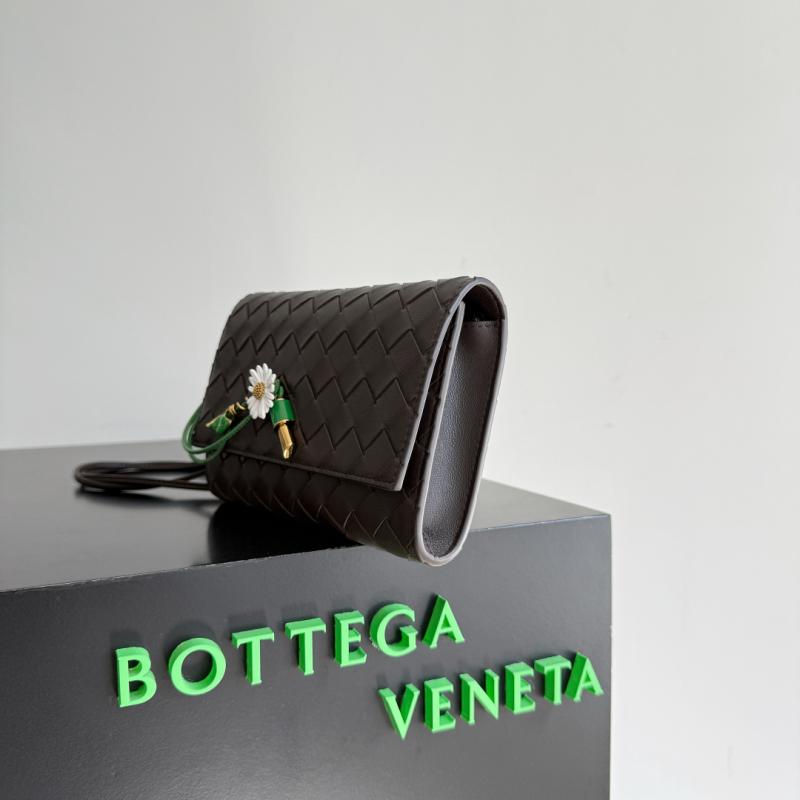 Bottega Veneta Andiamo Daisy Pouch Fondant 838870