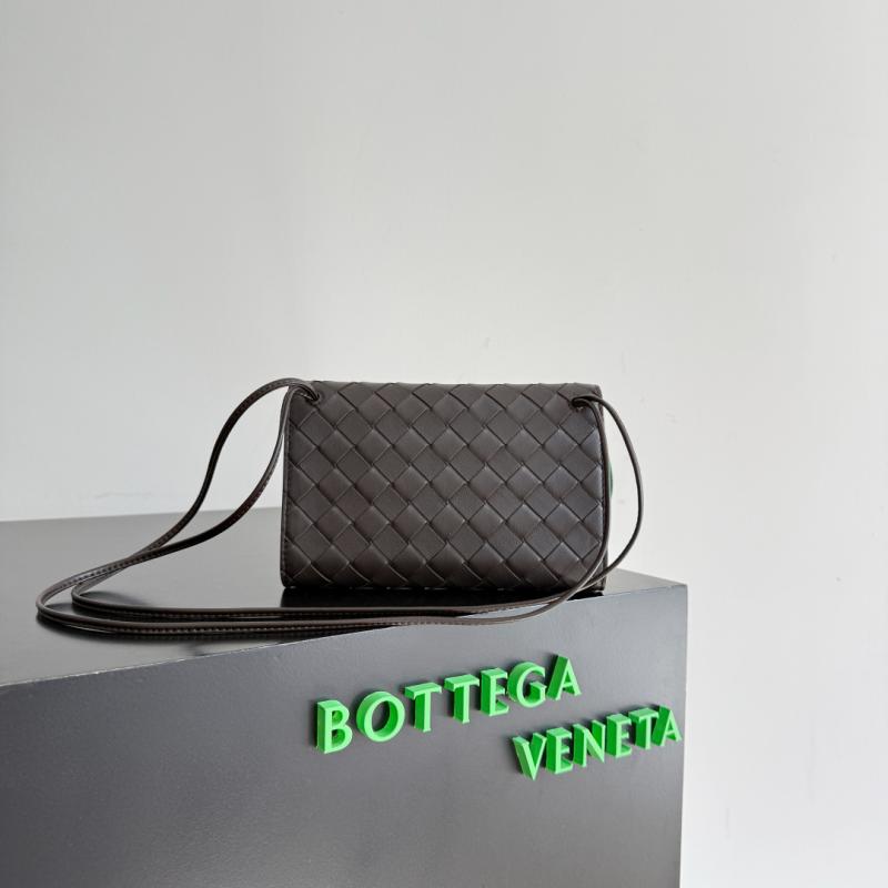 Bottega Veneta Andiamo Daisy Pouch Fondant 838870