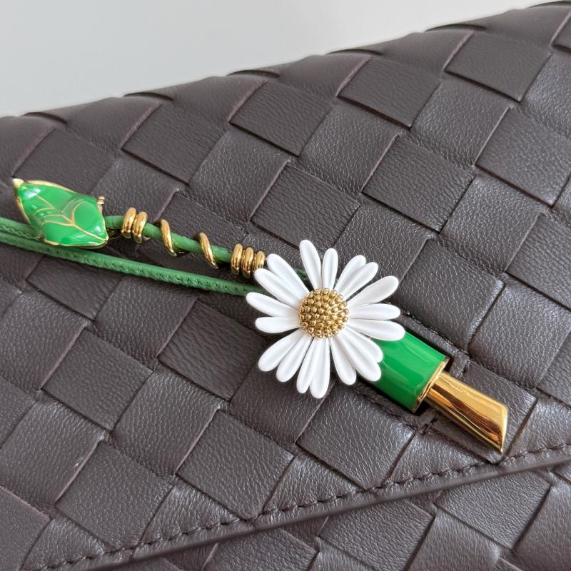 Bottega Veneta Andiamo Daisy Pouch Fondant 838870