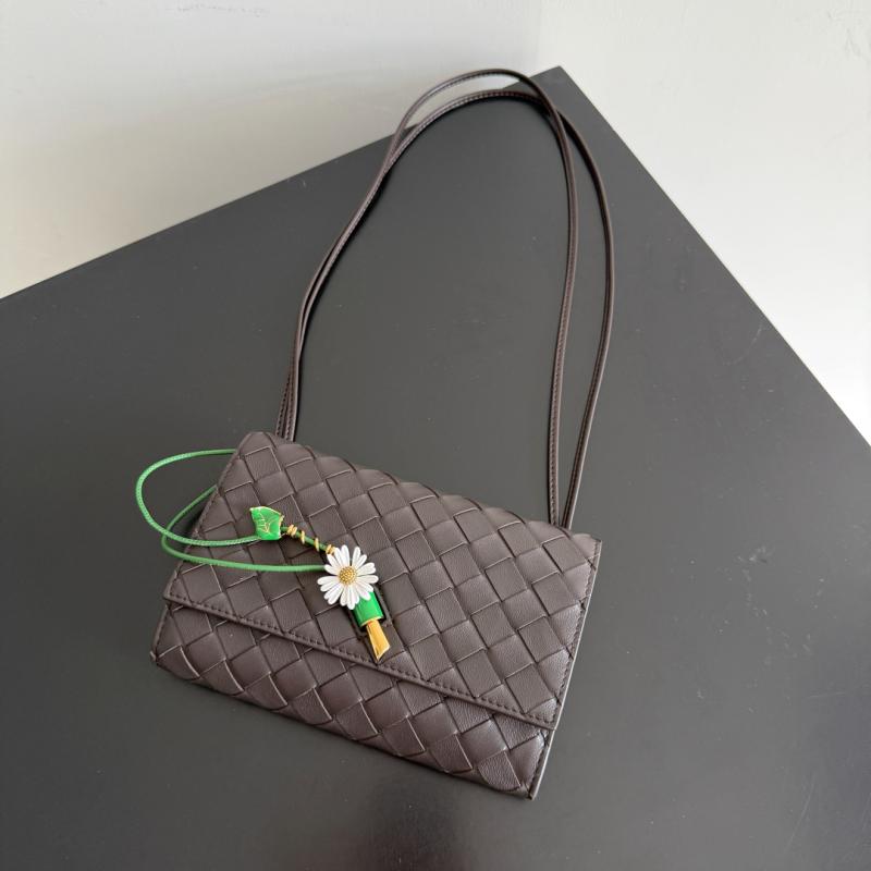 Bottega Veneta Andiamo Daisy Pouch Fondant 838870