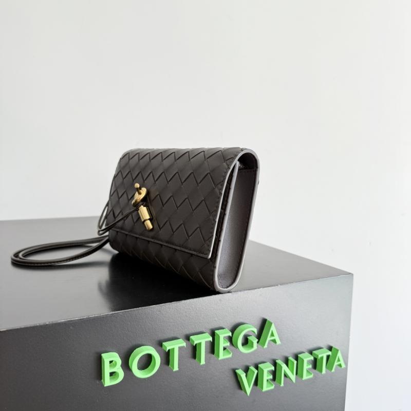 Bottega Veneta Andiamo Pouch Fondant 836940