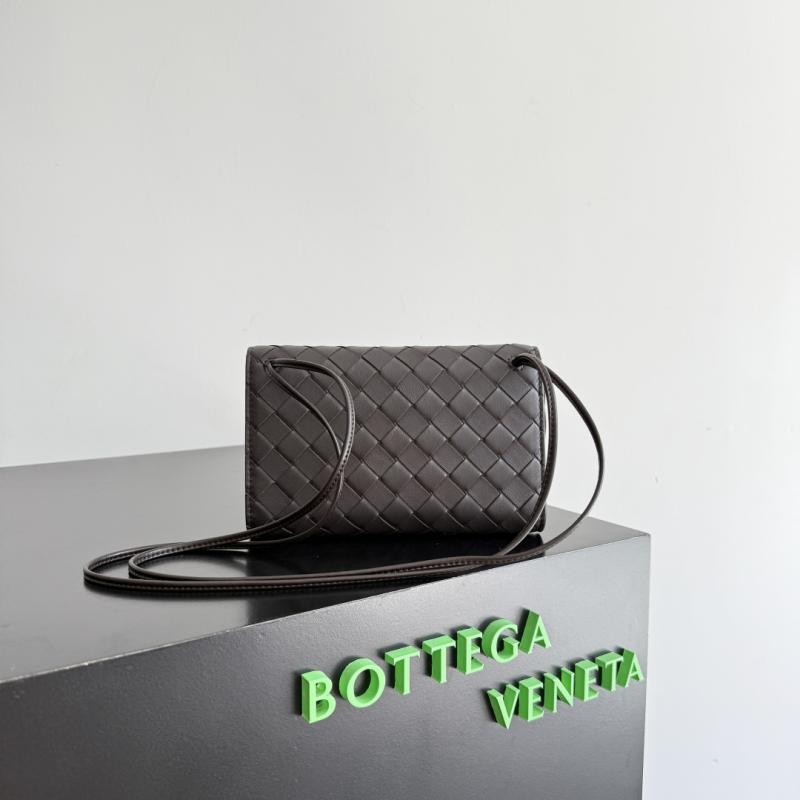 Bottega Veneta Andiamo Pouch Fondant 836940
