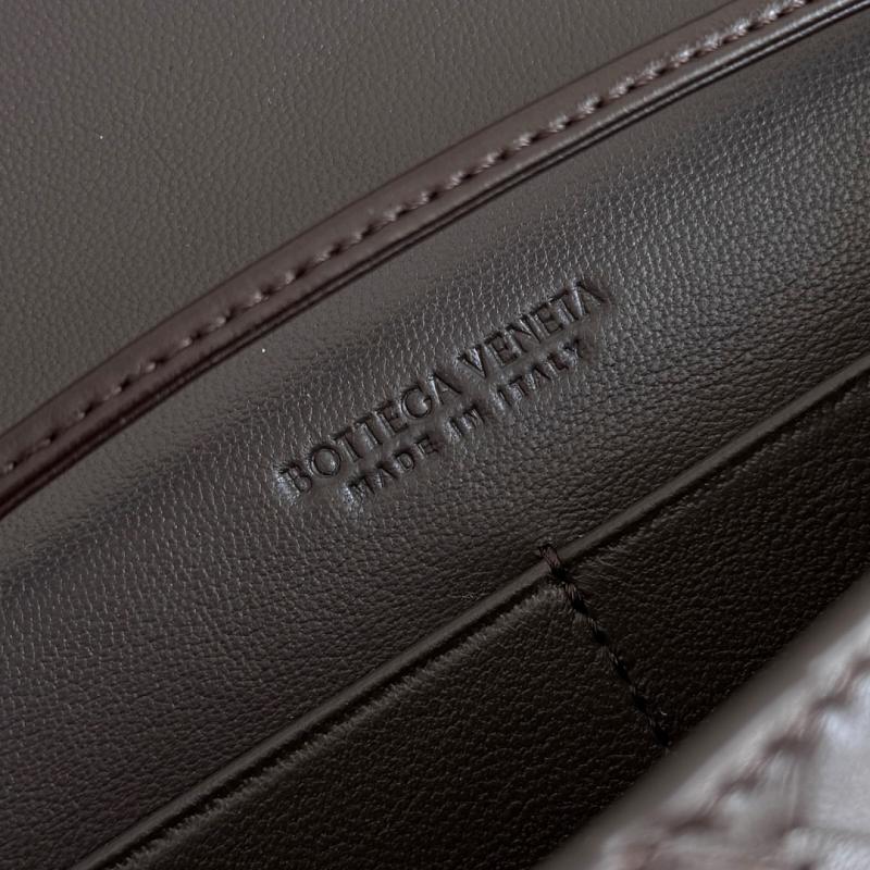 Bottega Veneta Andiamo Pouch Fondant 836940