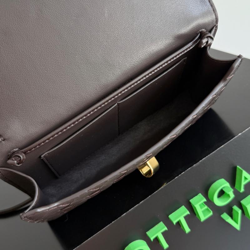 Bottega Veneta Andiamo Pouch Fondant 836940