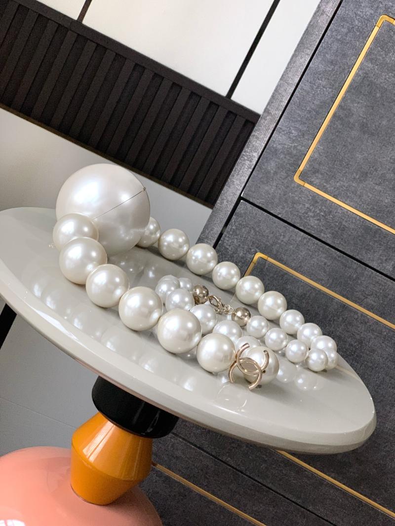 Chanel Pearl Necklace Minaudiere AS5860