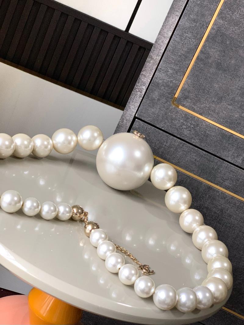 Chanel Pearl Necklace Minaudiere AS5860
