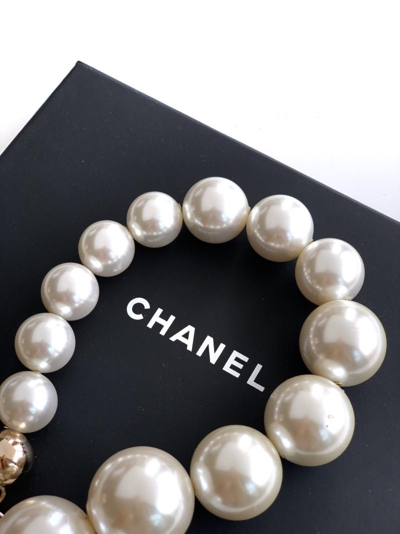 Chanel Pearl Necklace Minaudiere AS5860
