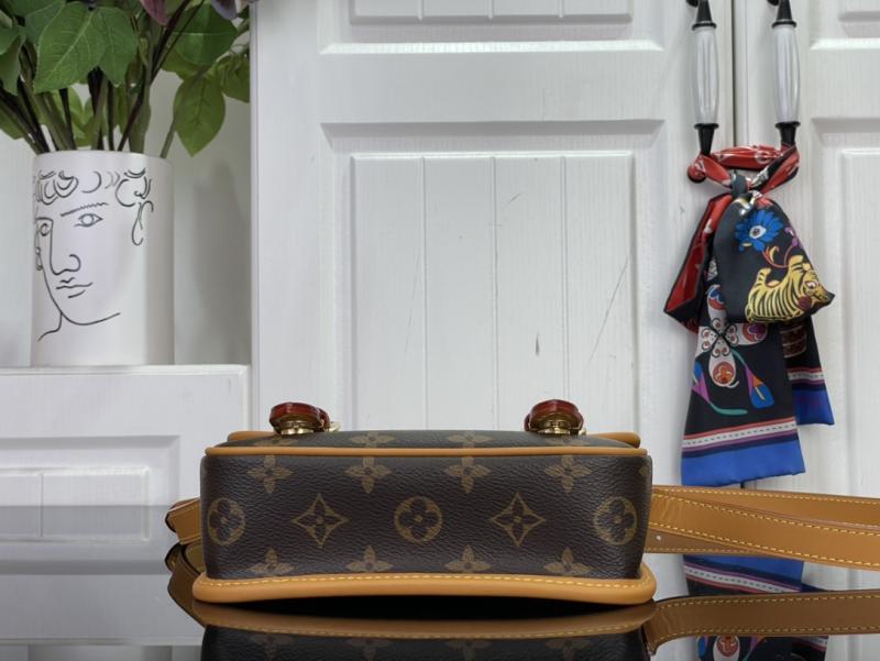 Louis Vuitton Satchel Wearable Wallet M26805
