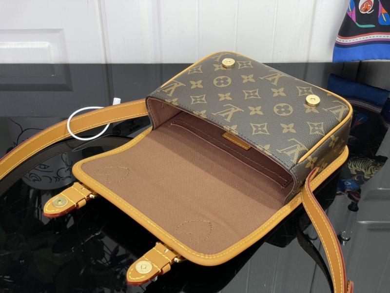 Louis Vuitton Satchel Wearable Wallet M26805