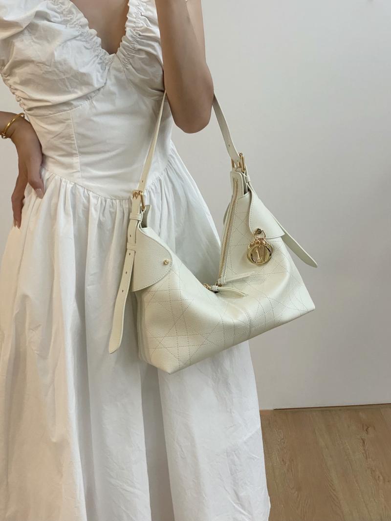 Medium Dior Voyage Bag Cream M2846