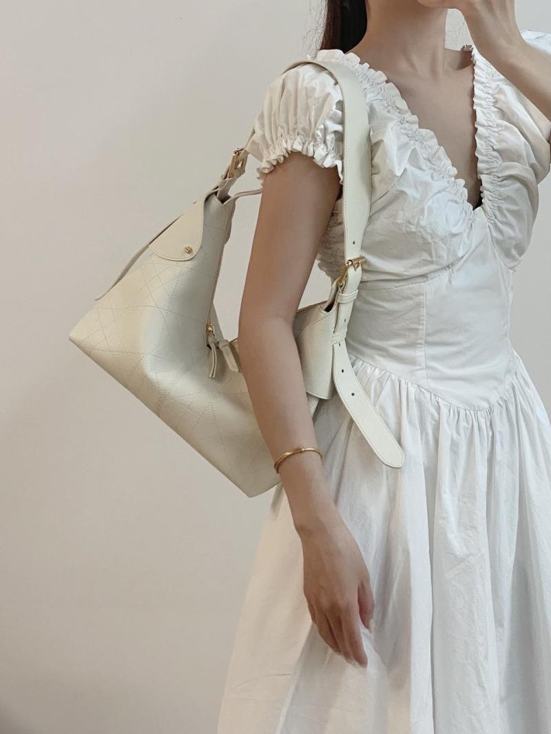 Medium Dior Voyage Bag Cream M2846