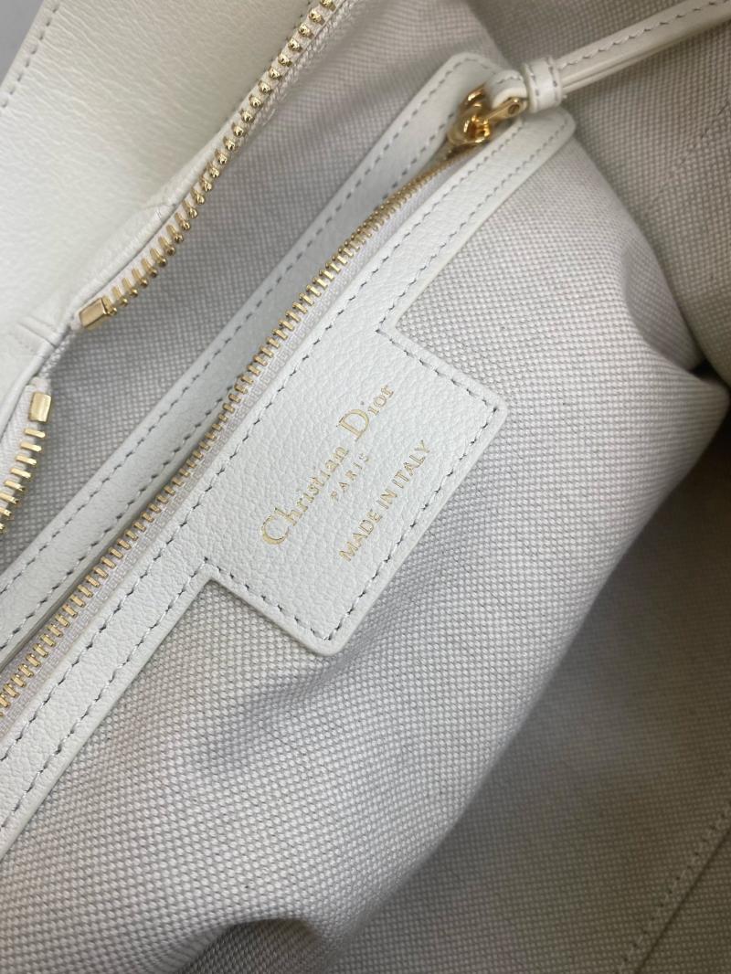 Medium Dior Voyage Bag Cream M2846