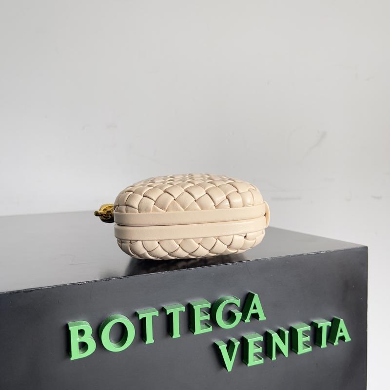 Bottega Veneta Classic Knot Clutch Cantaloupe B717622