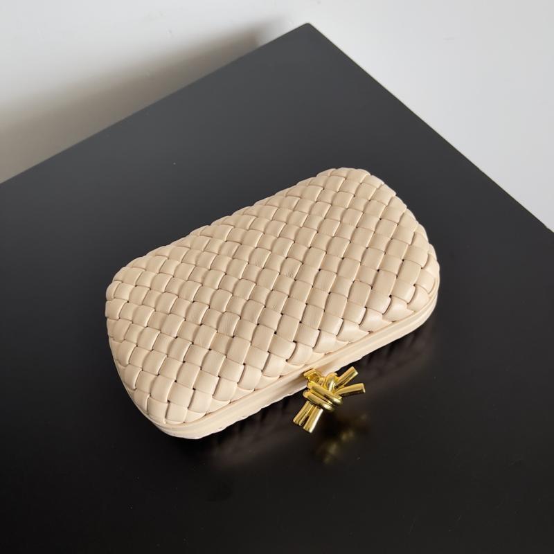 Bottega Veneta Classic Knot Clutch Cantaloupe B717622