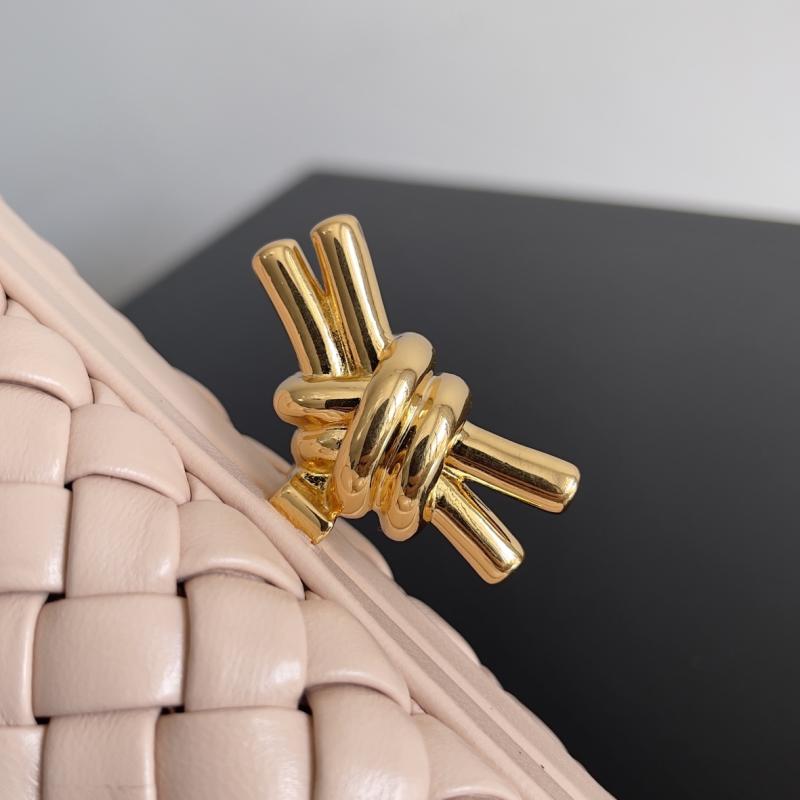 Bottega Veneta Classic Knot Clutch Lotus pink B717622