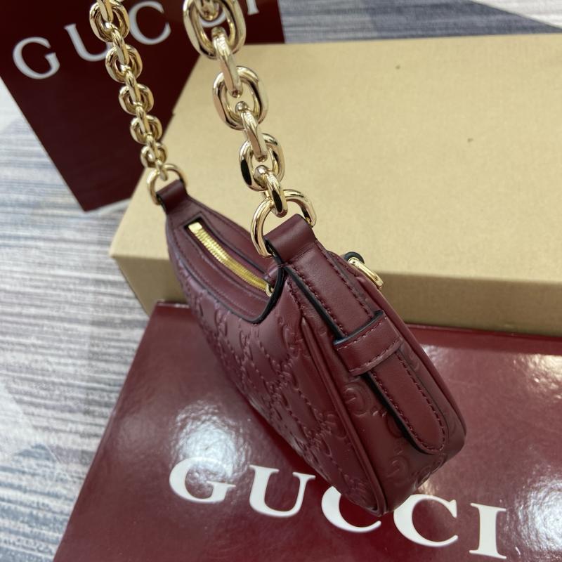 Gucci GG Emblem mini shoulder bag Red 847091