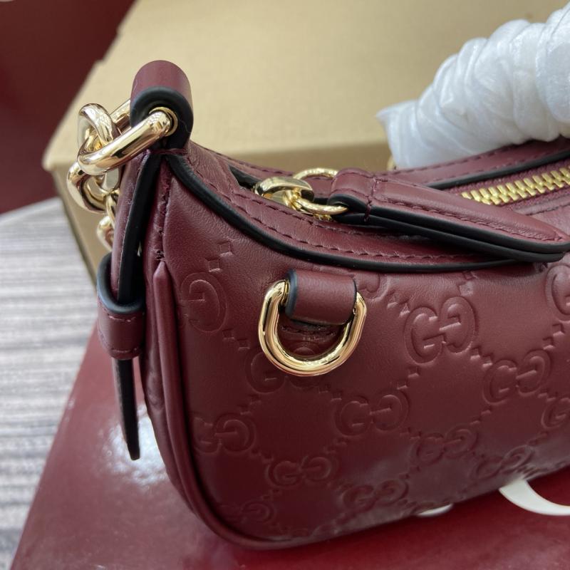 Gucci GG Emblem mini shoulder bag Red 847091