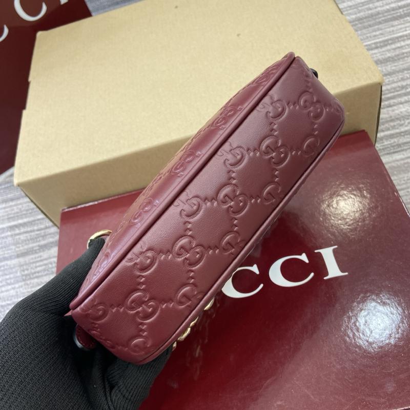 Gucci GG Emblem mini shoulder bag Red 847091