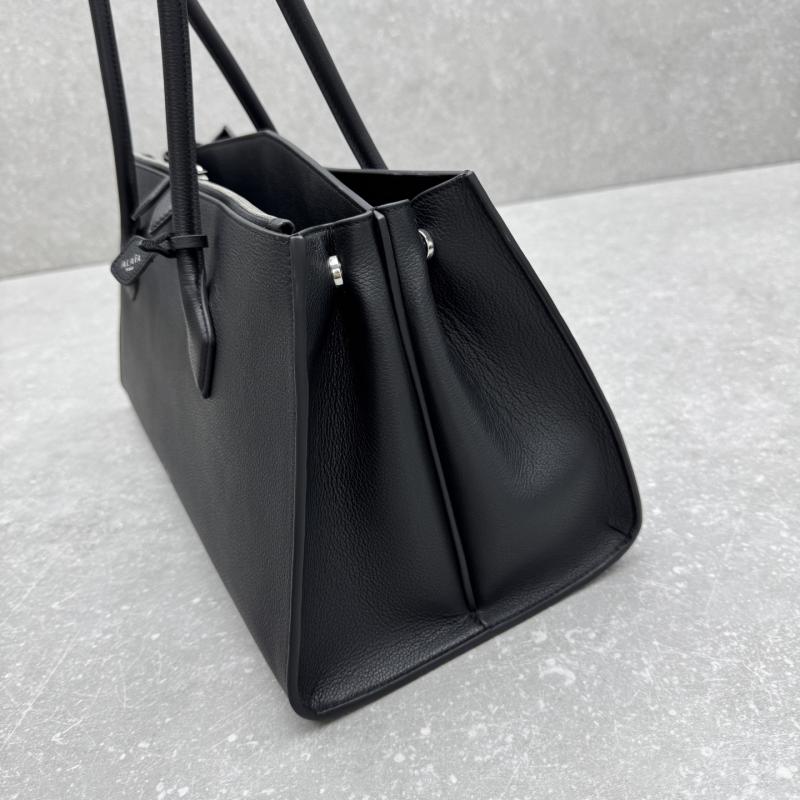 Alaia Le Teckel Calfskin Tote Bag Black L4425
