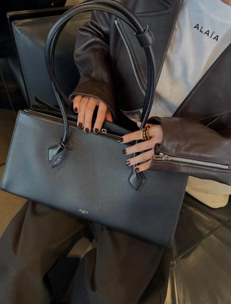 Alaia Le Teckel Calfskin Tote Bag Black L4425