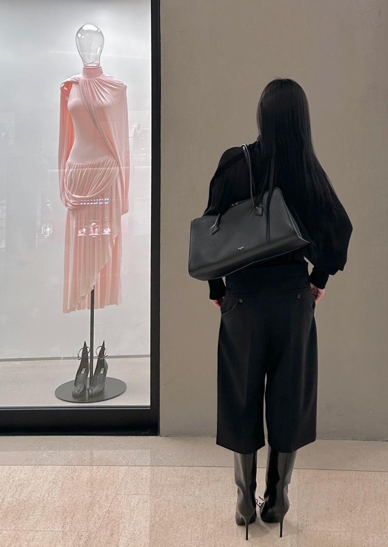 Alaia Le Teckel Calfskin Tote Bag Black L4425