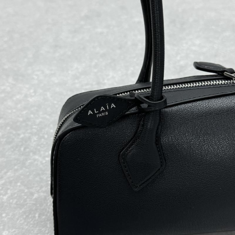 Alaia Le Teckel Shoulder Bag Black L4401