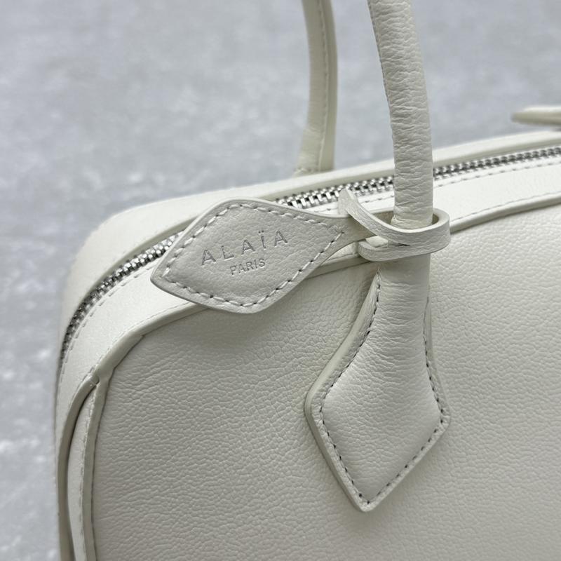 Alaia Le Teckel Shoulder Bag White L4401