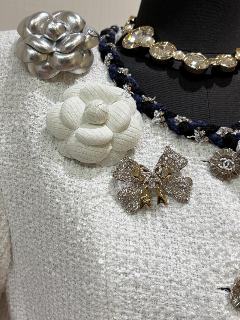 Chanel Brooch YCB112901