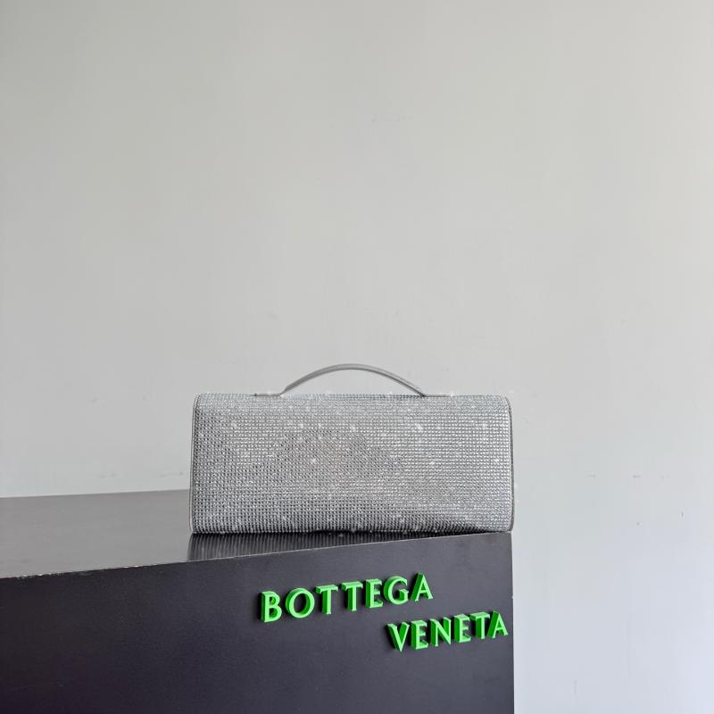 Bottega Veneta Andiamo Clutch Silver 844124